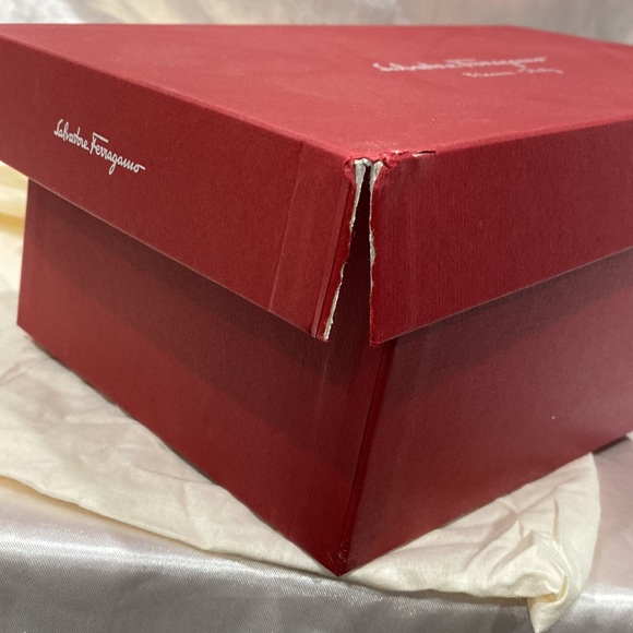 Salvatore Ferragamo brand new gold flat authentic sandals with buckle - Picture 13 of 14